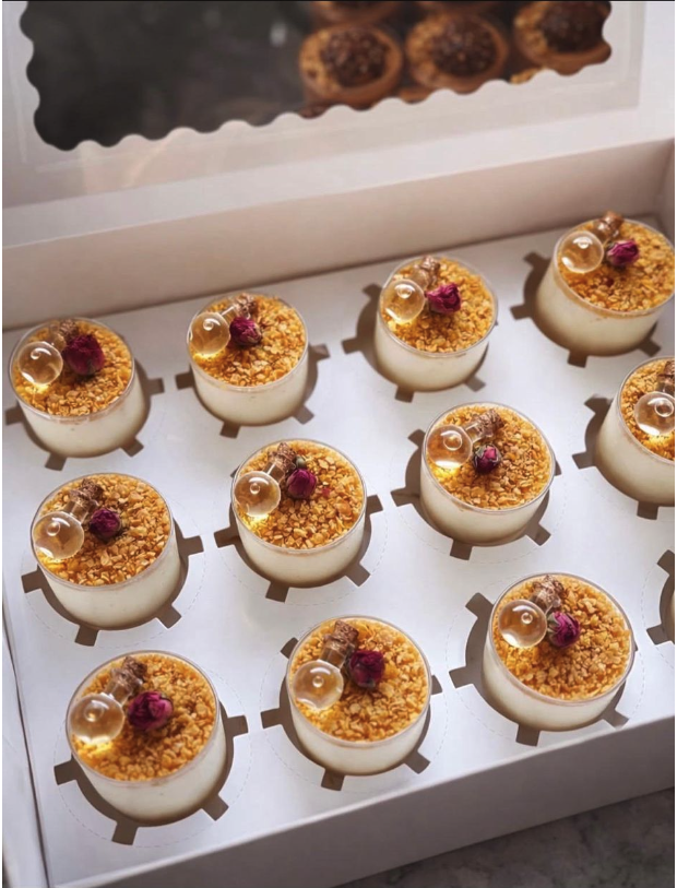 Cream floral cups box